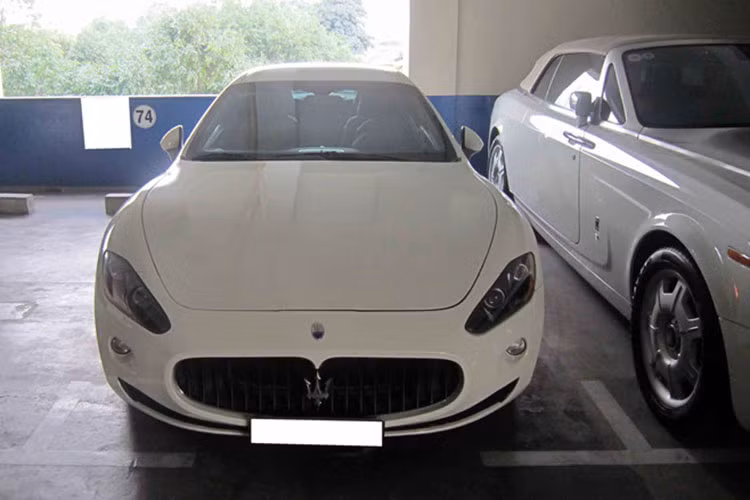 Maserati Granturismo là mẫu xe coupe kiểu 2+2 chỗ ngồi của Ý. Xe gây ấn tượng bởi những đường cong đầy quyến rũ, logo kiểu đinh ba nổi tiếng. Mẫu xe thể thao hạng sang này có giá khoảng 300.000 USD tại Việt Nam sau khi đã cộng tất cả các khoản thuế.
