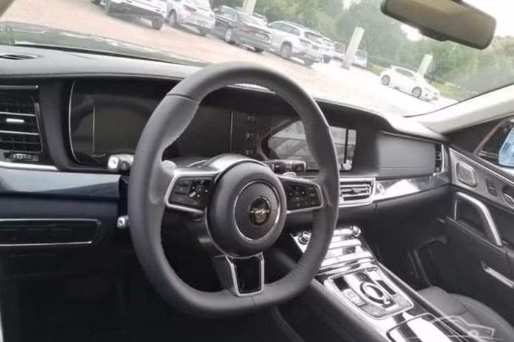 Bên trong của mẫu xe SUV Hunkt Canticie mới này có khác biệt chút ít so với Range Rover. Đáng chú ý là cụm đồng hồ số cỡ lớn, màn hình thứ hai điều khiển hệ thống thông tin giải trí. Núm xoay chuyển số cỡ lớn, nhiều nút điều khiển hệ thống điều hòa của xe.