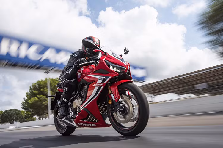 Cuối cùng là Honda CBR650R, mẫu Sport bike mới thay thế cho Honda CBR650F hiện tại. Theo Honda, CBR650R sẽ có thiết kế ngoại hình giống với người anh em CBR500R, khung xe vẫn giống với CBR650F nhưng đã được cải tiến nhằm giảm trọng lượng. Các trang bị như hệ thống treo, đèn pha của xe cũng cao cấp hơn so với phiên bản cũ.
