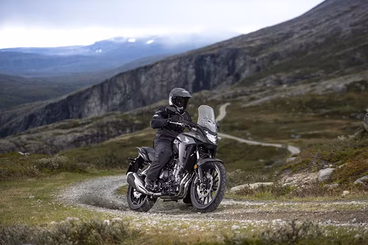 Đầu tiên, là mẫu xe Honda CB500X 2019. Đây là phiên bản nâng cấp nhẹ so với thế hệ trước. Xe sở hữu các trang bị đáng chú ý như khối động cơ được tinh chỉnh lại hệ thống van, hộp số tích hợp sẵn chế độ sang số nhanh cùng bộ ly hợp trượt.