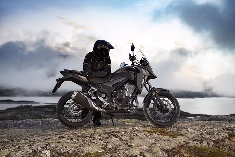Ngoài ra, giảm xóc sau cũng được tăng kích thước lên 17 mm. Về thiết kế, Honda CB500X 2019 được làm mới phần ống xả cho cái nhìn phóng khoáng hơn, bộ vành đúc với kích thước 17 inch cho bánh sau và 19 inch cho bánh trước kèm phanh ABS. Thêm vào đó còn là kính chắn gió mới và đồng hồ công-tơ-mét dạng màn hình LCD hiện đại.