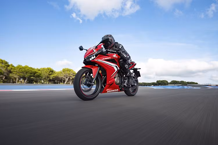 Honda CBR500R dù đã có mặt trên thị trường thế giới từ năm 2013 nhưng phải đến thời điểm hiện tại Honda mới tiến hành phân phối chính hãng tại Việt Nam. Xe thừa hưởng thiết kế của mẫu Honda CBR1000RR với phong cách thể thao hiện đại. Các trang bị đáng chú ý trên xe gồm đèn hazard, phanh ABS kênh đôi và chìa khóa H.I.S.S.