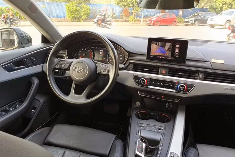 Bảng táp-lô A5 Sportback cũng có thiết kế không đổi so với A4, với các tùy chọn như đèn chiếu sáng thông minh và bảng đồng hồ kỹ thuật số Virtual Cockpi với màn hình hiển thị đa thông tin 12,3 inch. Hệ thống thông tin giải trí sử dụng một màn hình 8,3 inch trên bảng táp-lô, điều khiển bằng touchpad hay núm xoay trên bệ trung tâm.
