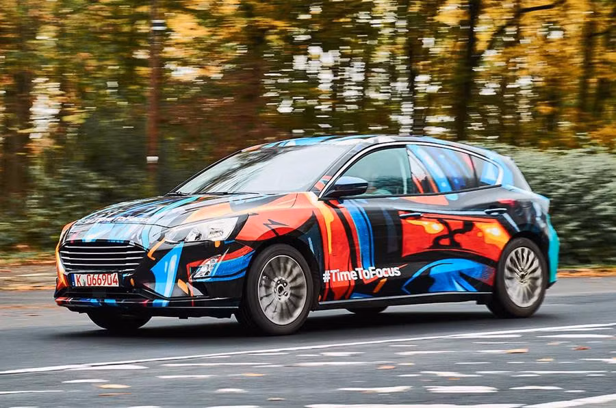 Hiệu suất của Ford Focus 2019 cũng được nâng cao, Ford chắc chắn sẽ cải thiện tính khí động học của chiếc xe hiện tại. Hãng xe Mỹ cũng sẽ ra mắt 10 phiên bản Focus chạy điện hoàn toàn như những gì chủ tịch Ford châu Âu Farley hứa vào năm ngoái.