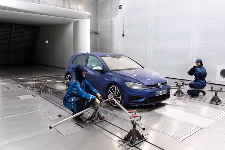 Cấu tạo chính của đường hầm thử nghiệm xe Volkswagen là động cơ bánh lái lăn tốc độ cao tiên tiến, có thể đáp ứng tất cả các yêu cầu đối với nhiều bài kiểm tra thực tế. Một giá trị kéo khí động học có thể tính được chỉ trong 20 phút, trước đây việc này tính toán bằng máy tính mất vài ngày.