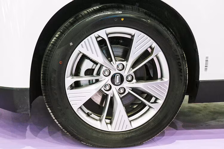 Về thiết kế, mẫu xe này mang phong cách hiện đại với các đường nét bo tròn, cụm đèn pha LED nối liền bằng dải LED định vị, trong khi đèn hậu LED có tạo hình độc đáo. Một điểm nhấn thiết kế đáng chú ý là cấu trúc cửa bất đối xứng: cửa sau bên phụ dạng trượt điện, trong khi cửa sau bên lái vẫn giữ kiểu bản lề mở truyền thống.