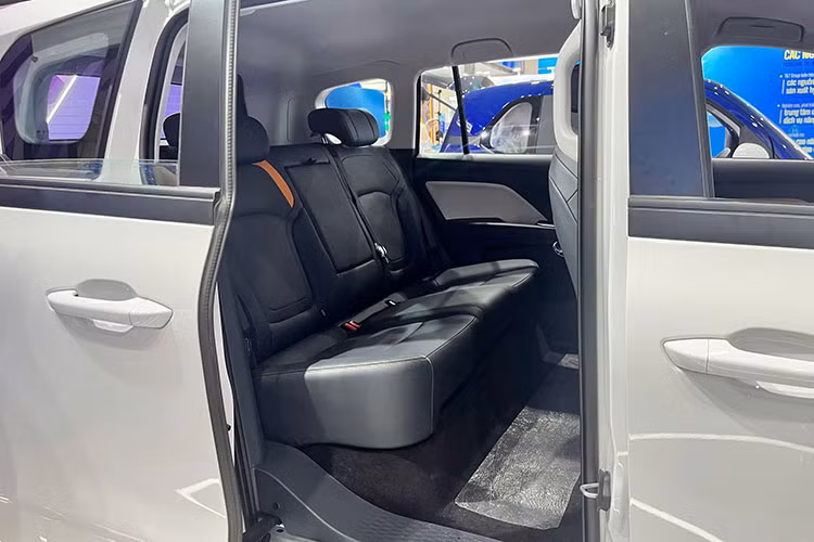 Vì là dòng xe MPV chạy điện phân khúc giá rẻ, nên Bestune NAT chỉ được trang bị ghế ngồi bọc da, ghế lái chỉnh tay, điều hòa chỉnh cơ và có cửa gió dành riêng cho hàng ghế sau.