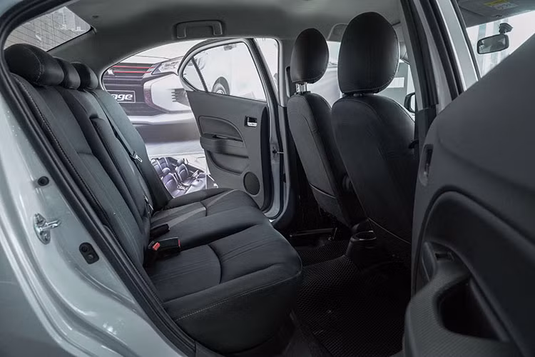 Với chiều dài cơ sở lên đến 2.002mm dẫn đầu phân khúc giúp Mitsubishi Attrage 2021 mới có không gian nội thất rộng rãi, đi kèm, hoang hành lý có dung tích lên đến 450 lít.