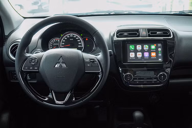 Bên trong của Mitsubishi Attrage CVT Premium 2021 mới được trang bị thêm các tiện nghi như: Cảm biến tự động bật/tắt đèn chiếu sáng phía trước, gạt mưa tự động, kết hợp cùng hệ thống kiếm soát hành trình đã có trước đó giúp người lái cảm thấy tiện lợi, thoải mái và an toàn hơn trong mỗi chuyến hành trình.