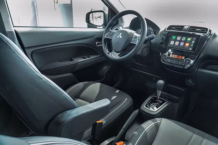 Đồng thời, phiên bản CVT Premium của Mitsubishi Attrage 2021 còn sở hữu nhiều trang bị an toàn chuẩn mực khác như: Hệ thống chống bó cứng phanh ABS, phân phối lực phanh điện tử EBD, cơ cấu căng đai tự động, túi khí đôi, móc ghế an toàn cho trẻ em ISO-FIX, camera lùi,... nhằm giúp cho người lái dễ dàng quan sát và tự tin hơn trước các điều kiện giao thông phức tạp.