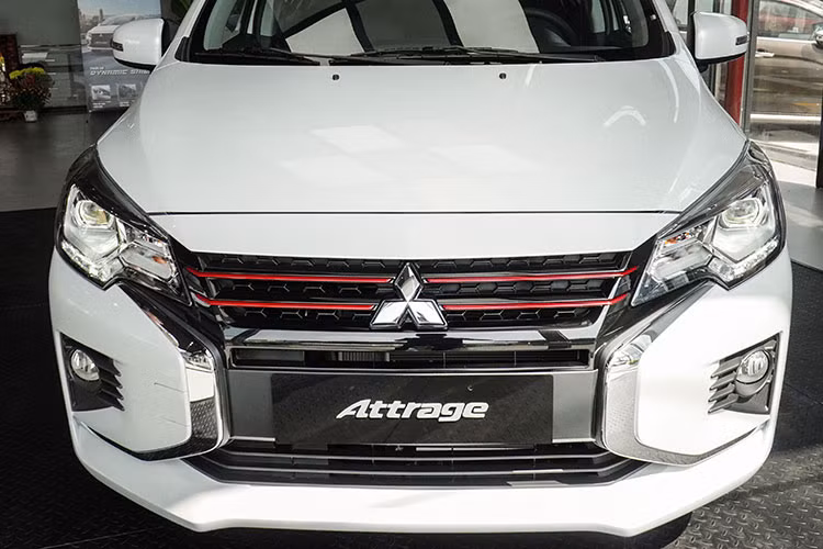 Giá xe Mitsubishi Attrage CVT Premium 2021 với nhiều nâng cấp giá trị có mức bán râtij Việt Nam là 485 triệu đồng. Đặc biệt, từ nay đến hết ngày 28/2/2021, khách hàng đặt mua xe còn nhận được ưu đãi 50% lệ phí trước bạ, trị giá lên đến 24 triệu đồng. 