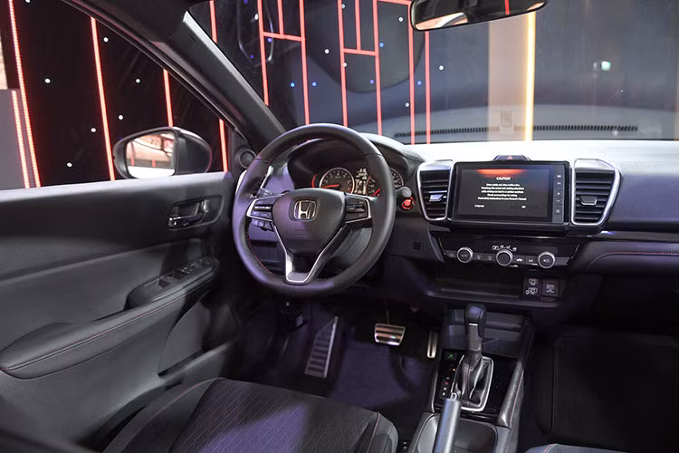 Tương ứng với phần ngoại thất, nội thất của Honda City 2021 cũng có sự thay đổi nhẹ về mặt thiết kế. Trên phiên bản RS cao nhất, xe được trang bị màn hình giải trí dạng cảm ứng kích cỡ 8 inch, có hỗ trợ kết nối Apple CarPlay và Android Auto tương tự như thị trường Thái Lan.