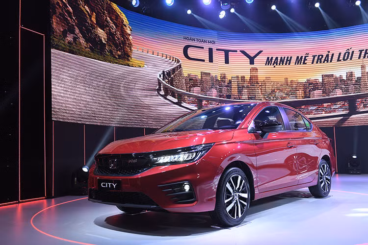 Honda City thế hệ mới sở hữu ngoại thất thể thao với trang bị lốp xe lớn, hạ thấp trọng tâm xa và thân xe kéo dài hơn. Cụ thể, kích thước dài x rộng x cao lần lượt là 4.553 mm x 1.748 mm x 1.467 mm, với chiều rộng và dài tăng lên lần lượt là 54 mm, 113 mm, đồng thời trọng tâm xe được hạ thấp 10 mm so với phiên bản trước đó.