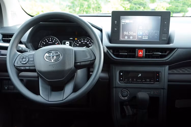 Toyota Avanza MT tai Viet Nam giao xe tro lai sau be boi Daihatsu-Hinh-2