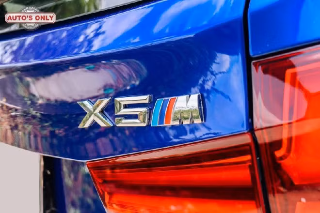 Chiếc BMW X5 tại Bạc Liêu này thuộc phiên bản xDrive 35i sử dụng động cơ I6 3.0L TwinPower Turbo. Trên chiếc xe nguyên bản, xe có công suất 302 mã lực và mô-men xoắn cực đại 400 Nm.