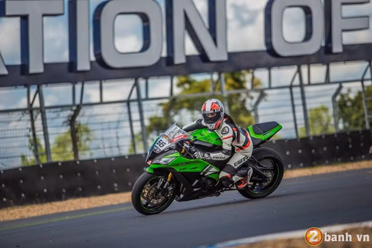 Chiếc Ninja ZX-10R trong bài viết này được chủ xe độ lên khá nhiều đồ chơi hàng hiệu như; cùm phanh Brembo, càng bảo vệ tay thắng Rizoma...