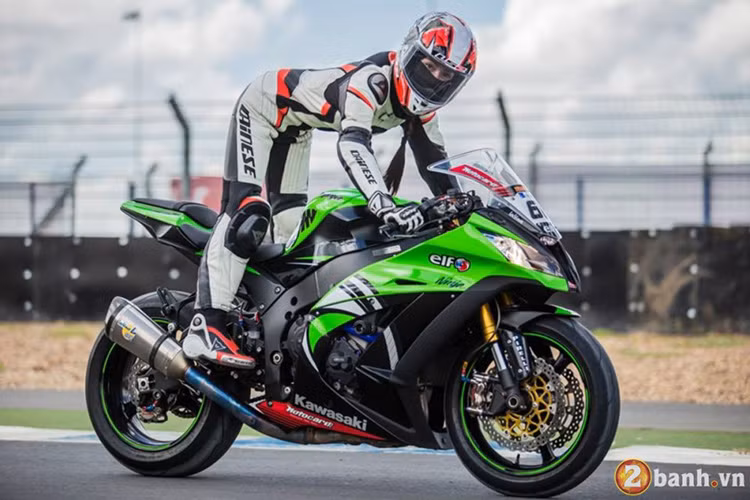  Kawasaki Ninja ZX-10R chiếc superbike đầy ấn tượng không chỉ về thiết kế thể thao cùng những đường cắt, xẻ táo bạo và cứng cáp, mà chiếc xe còn sở hữu một sức mạnh vượt trội từ khối động cơ 197 mã lực.