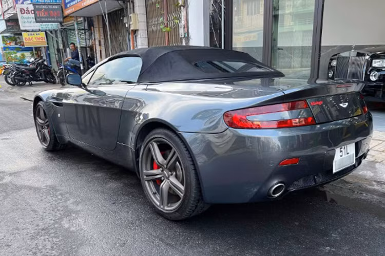 Về ngoại hình, chiếc Aston Martin V8 Vantage của Đặng Lê Nguyên Vũ sở hữu ngoại thất màu xám lông chuột độc đáo "hao hao" với phong cách của những chiếc Aston Martin trong "bom tấn" Điệp viên 007 James Bond. 