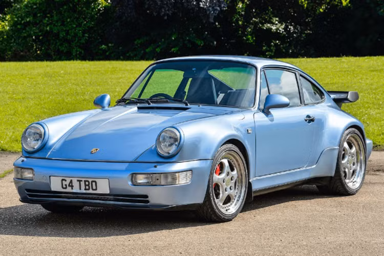 Đặc biệt, có một chiếc Porsche 911 độc bản màu xanh dương Horizon Blue của Quốc vương sau này đã được tay đua F1 Jenson Button mua lại. 