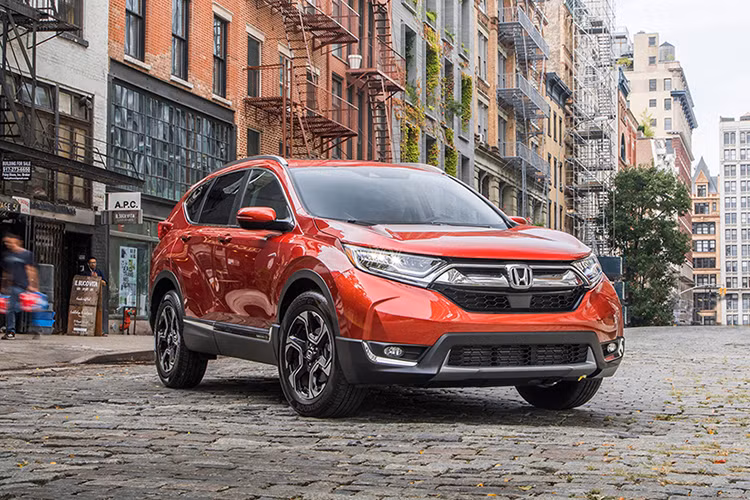 Được đánh giá là mẫu SUV toàn diện nhất phân khúc với sự kết hợp hài hòa giữa công nghệ, thiết kế, chi tiết và thực dụng, mẫu xe ôtô Honda CR-V 2018 đã được vinh danh là mẫu xe SUV của năm do tạp chí uy tín Motor Trend bình chọn và trao giải (2018 Motor Trend SUV of the Year).