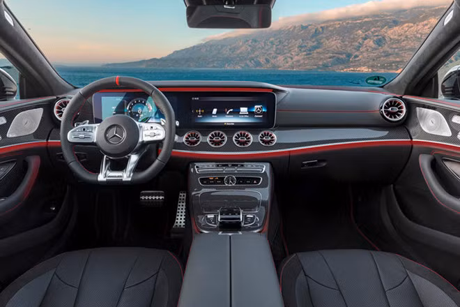 So với AMG GT, sức mạnh của AMG CLS 53 có thể không bằng nhưng nội thất lại sang trọng không kém. Chiếc sedan hạng sang có tới 11 tùy chọn màu ngoại thất, 5 tùy chọn la-zăng với kích cỡ 19 inch hoặc 20 inch, cùng nhiều gói nội thất hạng sang như AMG Carbon Fiber, Nappa, thậm chí thêm âm thanh đỉnh cao và tính năng massage cho ghế (1.320 USD).