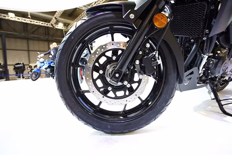 Lốp của Suzuki V-Strom 250 mới có kích thước cụ thể là 110/80-17 trước và 140/70-17 sau. Ngoài ra, xe còn có phanh đĩa trên 2 bánh đi kèm hệ thống chống bó cứng phanh ABS tiêu chuẩn do thương hiệu Bosch chế tạo. Cuối cùng là giảm xóc đơn tùy chỉnh theo tải phía đằng sau.