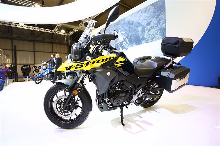 Giá xe Suzuki V-Strom 250 mới mặc dù chưa chính thức được công bố, nhưng theo giới thạo tin thì nó sẽ được bán a từ 46,7 triệu Rupiah (tương đương với 76 triệu đồng) chưa bao gồm các loại thuế phí để xe có thể lăn bánh. Xe sẽ có 3 tùy chọn màu sơn là; đen phối vàng chanh, đỏ và đen tuyền.