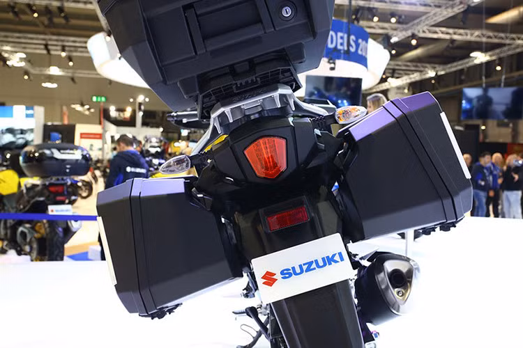 Thiết kế phần đuối của mẫu xe môtô Suzuki V-Strom 250 mới không có nhiều khác biệt so với những mẫu xe sportbike mới của Suzuki, vẫn là đèn hậu dạng và xi nhan dạng led. Tuy nhiên, thiết kế của chắn bùn sau dài giúp che bụi bắn tốt hơn nhiều so với những đối thủ cùng phân khúc.