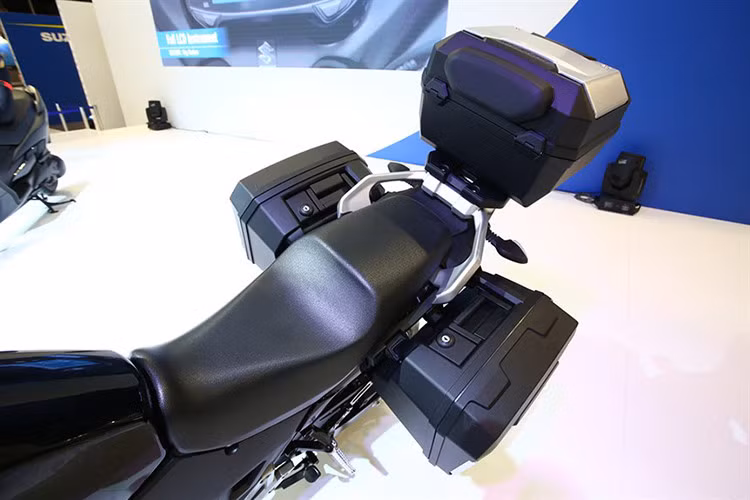 Nằm trong dòng V-Strom của Suzuki, 2 bên thân xe của V-Strom 250 sở hữu nhiều chi tiết thiết kế có sự tương đồng lớn với các "đàn anh" V-Strom 650 và 1000. Xe có trọng lượng tương đối nhẹ so với một mẫu adventure là 188 kg. Yên xe có chiều cao 800 mm, xách sau và hai bên sườn được trang bị thêm cốp đựng đồ cho những hành trình dài ngày.