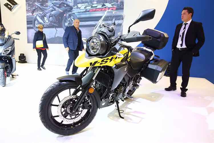 Nói đến dòng xe môtô Adventure giá rẻ, ai thương hiệu đình đám lfa Kawasaki và BMW không phải là các thương hiệu đầu tiên tung ra sản phẩm xe ở phân khúc này mà là mẫu concept Suzuki V-Strom 250 mới, từng được ra mắt vào năm 2016 tại triển lãm EICMA.
