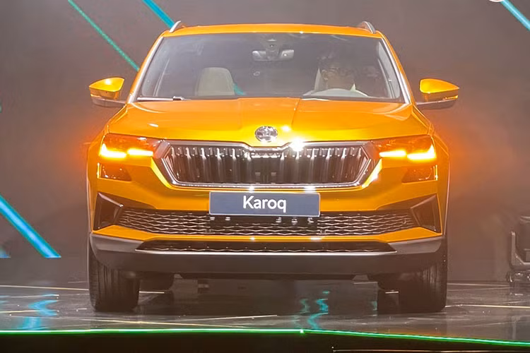 Thiết kế mới của Karoq được xem là tràn đầy sự tự tin để khám phá hành trình phía trước. Ngoài ra, đèn pha Full-Led Matrix với công nghệ cao cấp tự động điều chỉnh hướng sáng và cường độ giúp dễ dàng quan sát và tăng thêm sự an toàn khi di chuyển. Phía đầu xe với các hốc hút gió khí động học, lưới tản nhiệt hình lục giác và cản trước có phần ốp nhựa đen tinh thể pha lê giúp chiếc mang tới dáng vóc thể thao, mạnh mẽ.