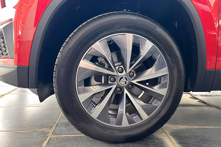 Kích thước chiều dài xe là 4.697mm, chiều cao 1.681 mm và chiều rộng 1.882. Khoảng sáng gầm là 192 mm, trục cơ sở 2.791 mm với góc thoát trước 19 độ, góc thoát sau 15,1 độ. Bên cạnh đó, Kodiaq được trang bị la zăng kích thước 19 inch với thiết kế thể thao, mạnh mẽ.