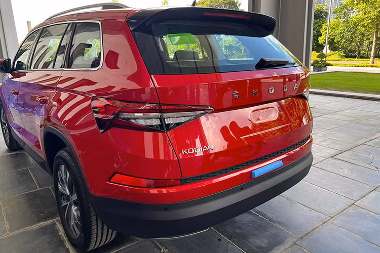 Tất cả các đường nét thiết kế của Skoda Kodiaq đều sắc nét, dứt khoát và gọn gàng. Với lưới tản nhiệt ba chiều cùng cặp đèn pha Full-led Matrix kết cấu tinh thể nổi bật, các đường gân dọc theo thân xe kết hợp với đèn hậu thiết kế chữ C đặc trưng của Skoda, Kodiaq như lời mời gọi khám phá những cung đường mới.