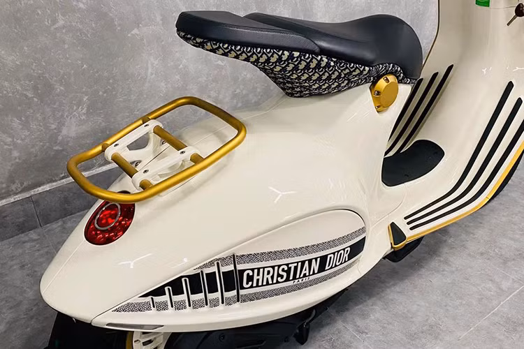 Cụ thể, phần yên của Vespa 946 Christian Dior được bọc da màu xanh đen nửa trên trong khi nửa dưới là lớp vải với họa tiết logo Dior. Chưa dừng lại ở đó, trên ốp bên phải của xe còn có cả dòng chữ Christian Dior còn phía đối diện có thể được thiết kế theo ý muốn khách hàng.