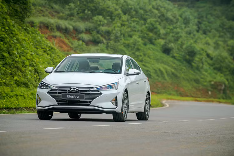  Hyundai Elantra 2019 mới vừa ra mắt tại Việt Nam sở hữu những thay đổi ngoại thất, nội thất cũng như khả năng vận hành. Phiên bản nâng cấp của Elantra Sport cũng chỉ mới được Hyundai giới thiệu trên toàn thế giới vào tháng 11/2018 tại Hàn Quốc và nay cũng được Hyundai Thành Công sản xuất và phân phối tại thị trường ôtô Việt.