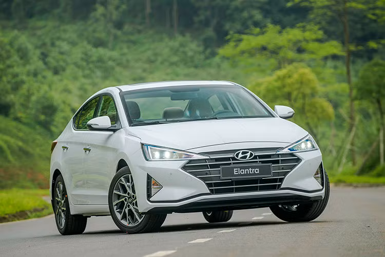 Ở phiên bản 2019 mới, mẫu xe sedan Hyundai Elantra đã gây bất ngờ bởi ngoại hình hoàn toàn khác so với trước đây. Chiếc xe sở hữu những đường nét sắc, nhiều góc cạnh hơn trước. Lưới tản nhiệt to bản dạng thác nước “Cascading Grill” nối liền cụm đèn pha 2 bên tạo cảm giác liền mạch.