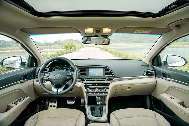 Bên trong khoang nội thất của chiếc Elantra Sport 2019 được bọc da với tông màu đen chỉ đỏ chủ đạo, vô-lăng xe dạng D-cut đáy phẳng, tích hợp lãy chuyển số như trên những chiếc xe thể thao thực thụ. Đồng hồ hiển thị công-tơ-mét là sự kết hợp của hai đồng hồ dạng cơ với màn hình hiển thị trung tâm đa thông tin.