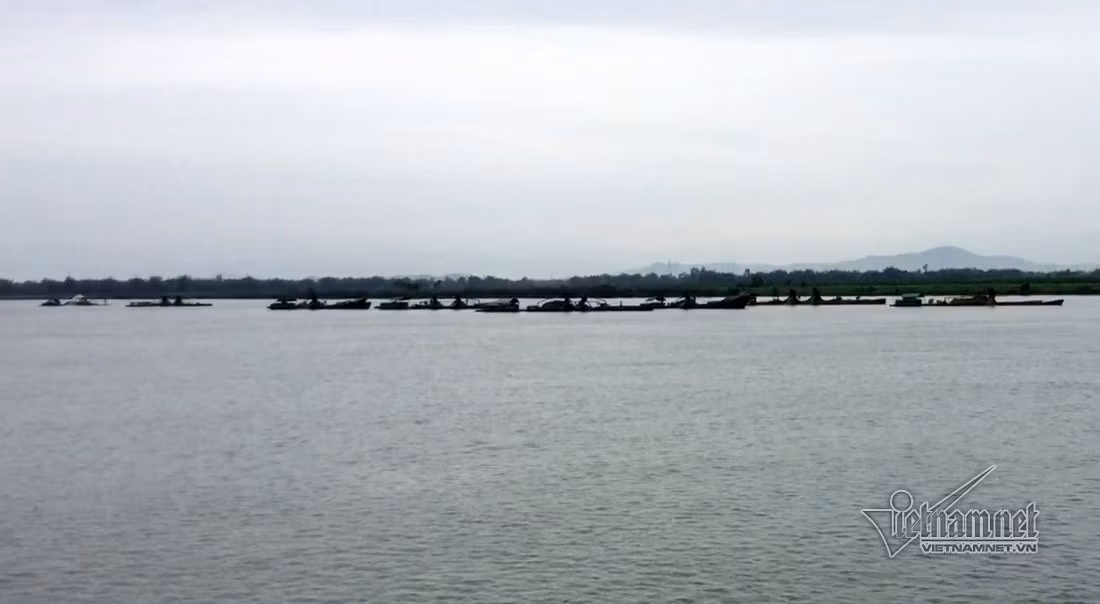 Đêm xuống, hàng chục tàu tấp nập hoạt động trên sông Lam đoạn từ TP Vinh lên đến huyện Nam Đàn.