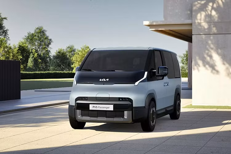 Hơn một năm sau khi trình làng bản concept tại Hội chợ Điện tử Tiêu dùng (Consumer Electronics Show - CES), Kia cuối cùng đã công bố phiên bản sản xuất của mẫu minivan Kia PV5 2025 chạy điện.