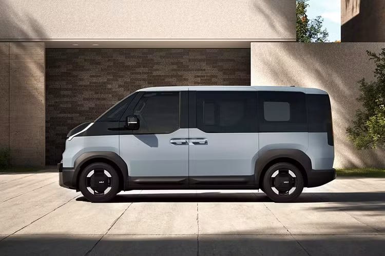 Mẫu xe minivan Kia PV5 thương mại này sẽ có buổi ra mắt toàn cầu vào ngày 27/2 tới đây. Giống như nhiều mẫu xe Kia ra mắt gần đây, PV5 bản thương mại giữ nguyên hầu hết đường nét thiết kế từ bản concept đầy ấn tượng trước đó.
