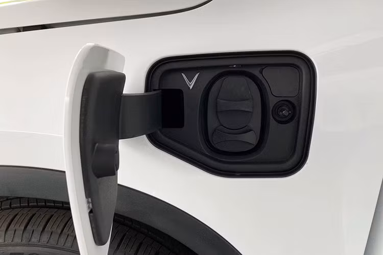 Xe sẽ được phân phối theo hình thức cho thuê pin, chia làm 2 hình thức là linh hoạt hoặc cố định. Trong đó, gói thuê pin linh hoạt của VF8 có giá là 990.000 đồng/tháng cho quãng đường tối đa là 500 km/tháng, phí thuê pin phải trả khi đi quá mức trên là là 1.980 đồng/km.