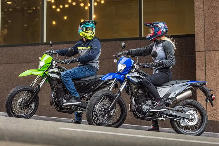 mức giá xe Kawasaki KLX 230 SM 2024 bán ra là 5.599 USD (tương đương 137 triệu đồng), xe chỉ có duy nhất 1 phiên bản. Dự đoán mẫu xe này sẽ sớm về Việt nam ngay trong năm nay.