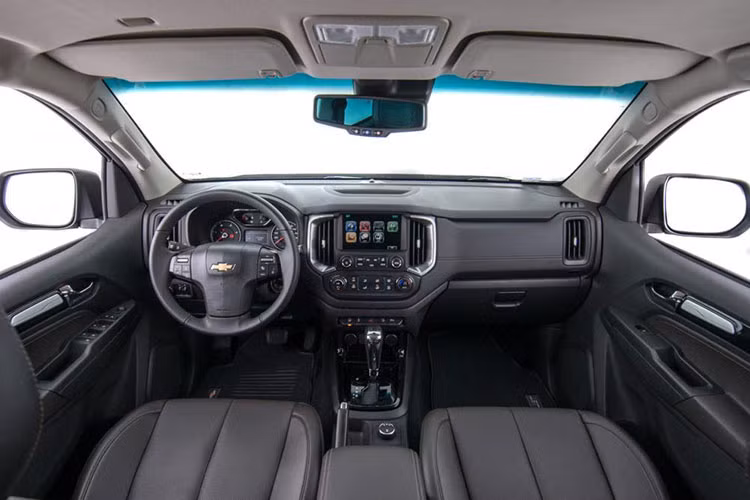 Bên trong nội thất, toàn bộ bảng táp-lô của Trailblazer cũng đã được Chevrolet thiết kế lại với hình dáng khỏe khoắn hơn và tăng tính công thái học đối với người lái. Ngoài ra, hãng còn cho biết rằng vật liệu được sử dụng trong nội thất cũng có bề mặt mềm mại hơn. Một lần nữa, thiết kế nội thất của xe đã được "bê nguyên" từ Colorado, với điểm khác biệt là Trailblazer có tới 7 chỗ ngồi thay vì 5 chỗ.