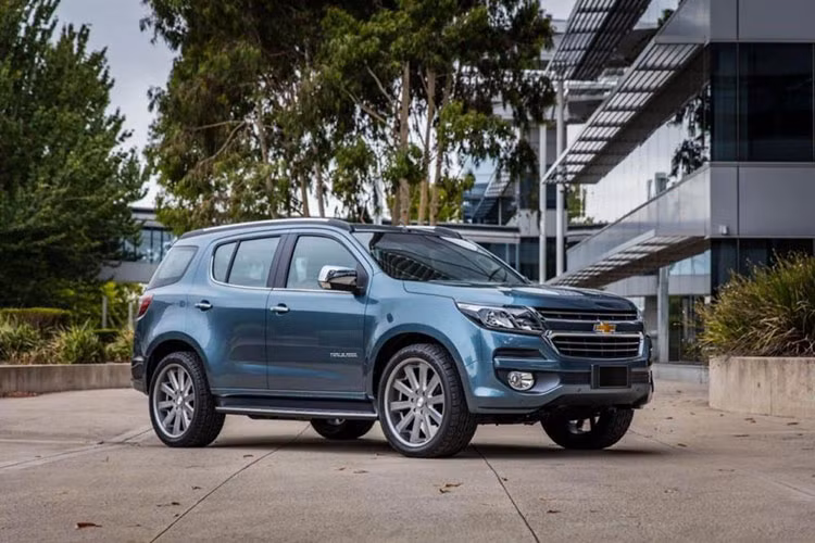 Trailblazer mới được trang bị một loạt các tính năng an toàn chủ động và thụ động bao gồm Hệ thống kiểm soát lực kéo (TCS), Hệ thống chống bó cứng phanh (ABS), Hệ thống phân bố lực phanh điện tử (EBD), Hệ thống cân bằng điện tử (ESC), Hệ thống hỗ trợ xuống dốc (HDC), Hệ thống hỗ trợ lên dốc (HSA). Bên cạnh đó xe còn có túi khí phía trước dành cho người lái và hành khách ngồi trên xe.