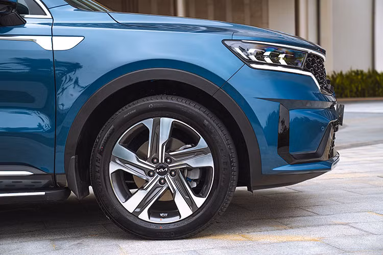 Khác biệt lớn nhất của KIA Sorento HEV &amp; PHEV chủ yếu về tới từ hệ truyền động, còn về cơ bản thiết kế nội ngoại thất sẽ tương tự như bản thường. Trong đó, nội thất xe nổi bật với màn hình LCD Full HD 12.3” liên kết với đèn báo rẽ, chức năng BVM (hiển thị video/hình ảnh điểm mù), có thể thay đổi giao diện hiển thị theo chế độ lái HEV/EV kết hợp cùng màn hình giải trí Full HD LCD 10.25” kết nối Apple Carplay và Android Auto,...