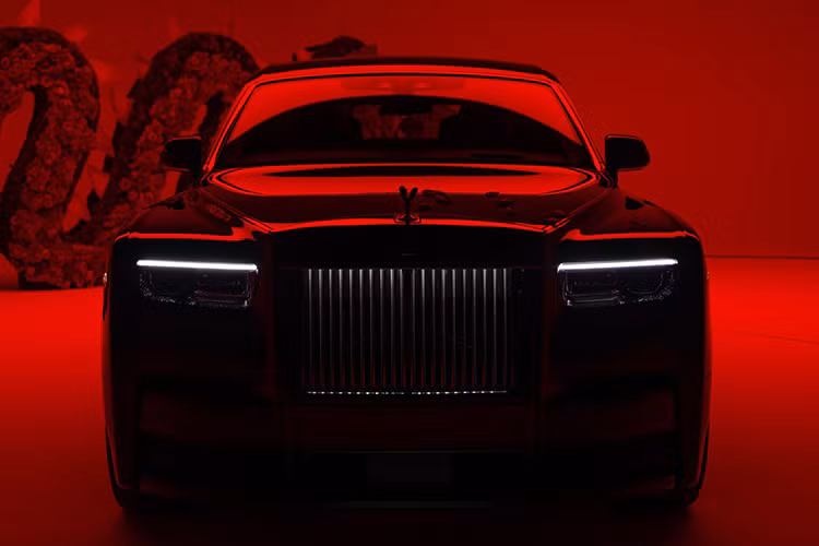 Nhưng với những khách hàng mong muốn sở hữu một chiếc xe mang dấu ấn cá nhân độc nhất, Rolls-Royce luôn sẵn sàng vượt qua mọi giới hạn của sự tùy biến. Chiếc Rolls-Royce Phantom Dragon 2025 mới vừa được công bố để kỷ niệm năm Thìn là minh chứng rõ ràng nhất.