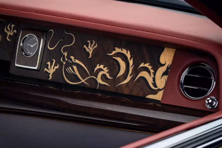 Ngoài ra, trần xe Starlight – một đặc trưng nổi bật của Rolls-Royce – cũng được tùy chỉnh để mô phỏng hai con rồng đỏ và trắng bay lượn, với 24 ngôi sao băng xung quanh, tạo nên một không gian như bước vào cõi thần tiên.