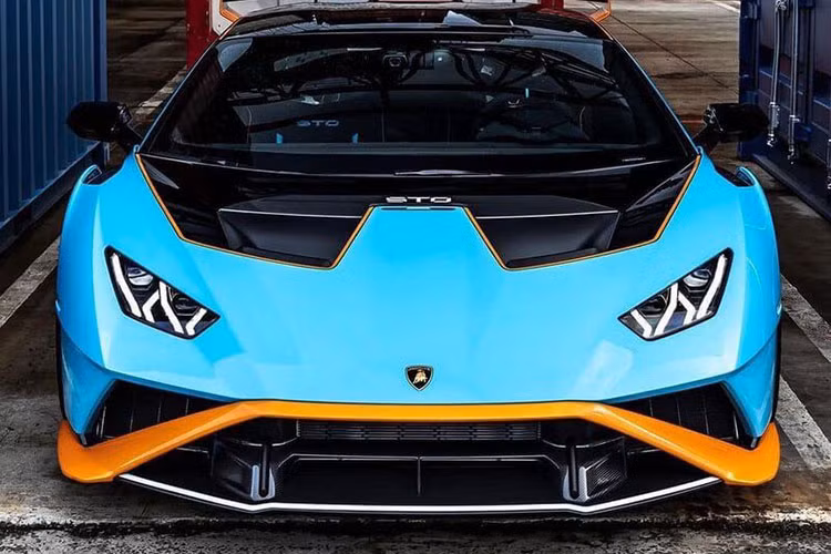 Chưa hết, siêu xe Lamborghini Huracan STO còn có màn hình giải trí lớn, vô lăng thiết kế lại và bảng đồng hồ theo phong cách xe đua. Lamborghini Huracan phiên bản STO sử dụng đến 75% là sợi carbon nên sở hữu trọng lượng chỉ ở mức 1.339 kg, nhẹ hơn Huracan Performante đến 43 kg.