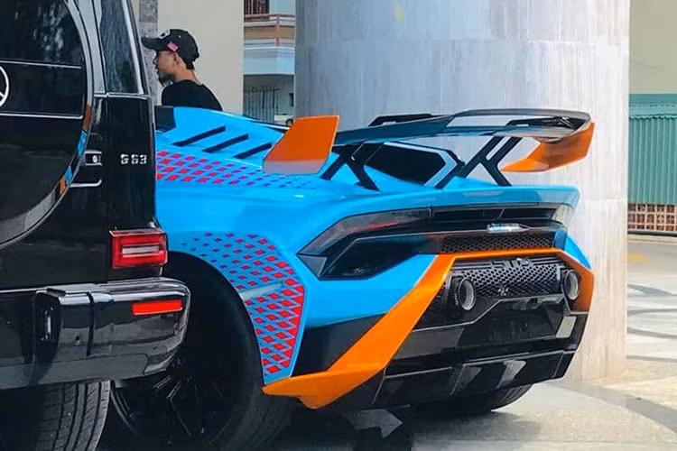 Nhiều người yêu xe trong nước đang chờ đợi liệu xem đại gia ở tỉnh Bà Rịa - Vũng Tàu có mua chiếc Lamborghini Huracan STO đầu tiên về nước hay không. Hình ảnh chụp lại cho thấy chiếc xe Lamborghini Huracan STO "xếp lốp" cạnh Mercedes-AMG G63 và McLaren 720S Spider.