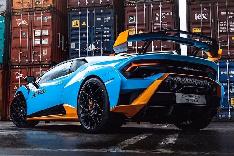 Sức mạnh của siêu xe Lamborghini Huracan STO vẫn đến từ khối động cơ V10, dung tích 5.2 lít, mang đến công suất tối đa 640 mã lực và mô-men xoắn cực đại 565 Nm tương tự như phiên bản Huracan EVO nhưng trải nghiệm lái, hệ thống treo được phát triển theo các mẫu xe đua. Huracan STO tăng tốc từ vị trí xuất phát lên 100 km/h chỉ trong thời gian 3 giây, trước khi đạt độ tối đa là 310 km/h.